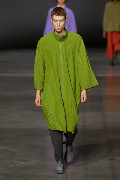 Look 10
